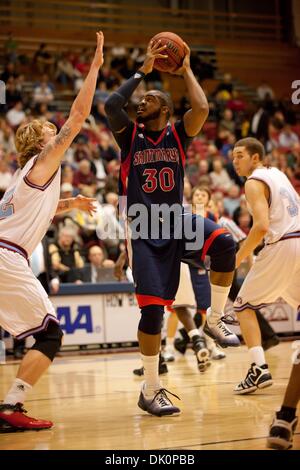 Gennaio 6, 2011 - Los Angeles, California, Stati Uniti d'America - 06 January, 2011: Kenton Walker II (30) di Saint Mary's passa per un tiro in sospensione. Saint Mary's conduce Loyola Marymount 56-42 a metà (credito Immagine: © Josh Cappella/Southcreek globale/ZUMAPRESS.com) Foto Stock