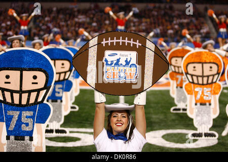 7 gennaio 2011 - Arlington, Texas, Stati Uniti d'America - Rangerettes eseguire il Halftime spettacolo. La #11 LSU Tigers sconfiggere la #18 Texas A&M Aggies 41-24 nel 2010 AT&T Cotton Bowl a Dallas Cowboys Stadium di Arlington, Texas. (Credito Immagine: © Anthony Vasser/Southcreek globale/ZUMAPRESS.com) Foto Stock