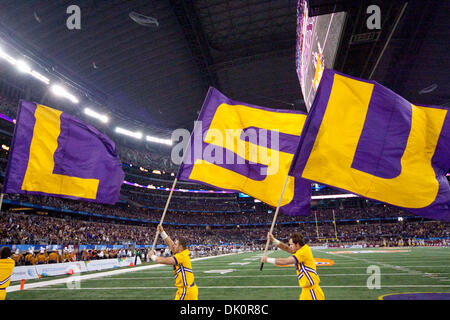 7 gennaio 2011 - Arlington, Texas, Stati Uniti d'America - LSU Cheerleaders portano le bandiere della LSU dopo un touchdown. La #11 LSU Tigers sconfiggere la #18 Texas A&M Aggies 41-24 nel 2010 AT&T Cotton Bowl a Dallas Cowboys Stadium di Arlington, Texas. (Credito Immagine: © Anthony Vasser/Southcreek globale/ZUMAPRESS.com) Foto Stock