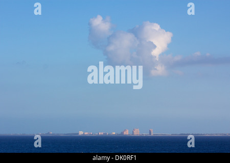 Atlantis Hotel sull'orizzonte sotto un unico cloud a Paradise Island, a Nassau, Bahamas. Foto Stock