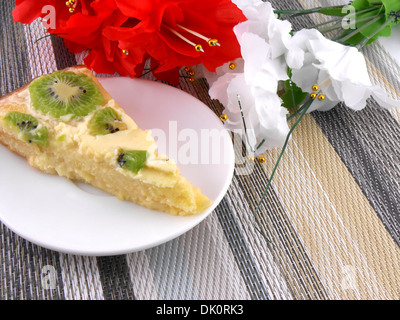 Torta con frutta con fiori rossi e bianchi Foto Stock