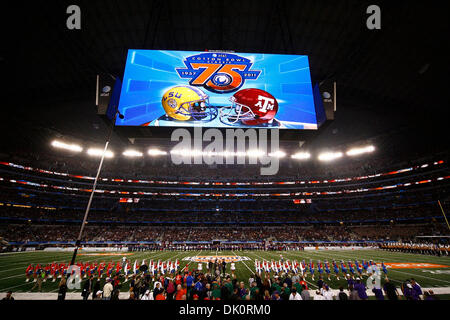 7 gennaio 2011 - Arlington, Texas, Stati Uniti d'America - Little Big Town canta l'inno nazionale prima di una partita. La #11 LSU Tigers sconfiggere la #18 Texas A&M Aggies 41-24 nel 2010 AT&T Cotton Bowl a Dallas Cowboys Stadium di Arlington, Texas. (Credito Immagine: © Anthony Vasser/Southcreek globale/ZUMAPRESS.com) Foto Stock