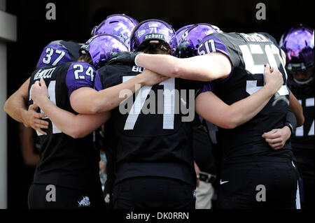 Ft. Vale la pena, TX, Stati Uniti d'America. 30 Novembre, 2013. TCU cornuto rane giocatori si preparano a scendere in campo prima della loro partita contro il Baylor porta in un NCAA Football gioco a Amon G. Carter Stadium di Ft. Vale la pena, Texas, Sabato 30 Novembre, 2013. Credito: csm/Alamy Live News Foto Stock