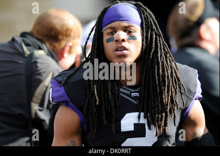 Ft. Vale la pena, TX, Stati Uniti d'America. 30 Novembre, 2013. TCU cornuto rane cornerback Jason Verrett (2) assume il campo prima del cornuto rane la riproduzione del Baylor porta in un NCAA Football gioco a Amon G. Carter Stadium di Ft. Vale la pena, Texas, Sabato 30 Novembre, 2013. Credito: csm/Alamy Live News Foto Stock