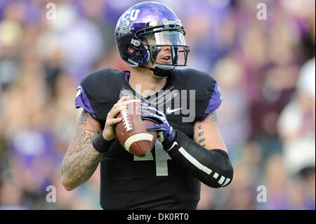 Ft. Vale la pena, TX, Stati Uniti d'America. 30 Novembre, 2013. TCU cornuto rane quarterback Casey Pachall (4) sembra offrire un pass contro il Baylor Bears durante un NCAA Football gioco a Amon G. Carter Stadium di Ft. Vale la pena, Texas, Sabato 30 Novembre, 2013. Credito: csm/Alamy Live News Foto Stock