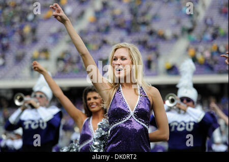 Ft. Vale la pena, TX, Stati Uniti d'America. 30 Novembre, 2013. La TCU cornuto rane showgirl cantare la TCU Alma Mater prima del cornuto rane la riproduzione del Baylor porta in un NCAA Football gioco a Amon G. Carter Stadium di Ft. Vale la pena, Texas, Sabato 30 Novembre, 2013. Credito: csm/Alamy Live News Foto Stock