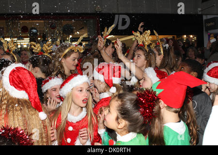 Bromley, Regno Unito. 1 Dic 2013. Neve a Bromley High Street prima di cambiare le luci di Natale a. Credito: Keith Larby/Alamy Live News Foto Stock