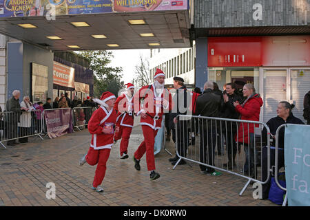 Bromley, Regno Unito. 1 Dic 2013. Santa Dash a Bromley High Street prima di cambiare le luci di Natale a. Credito: Keith Larby/Alamy Live News Foto Stock