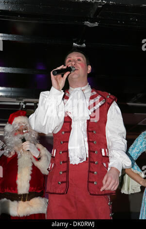 Bromley, Regno Unito. 1 Dic 2013. Andrew Agnew all'accensione delle luci di Natale a Bromley. Credito: Keith Larby/Alamy Live News Foto Stock