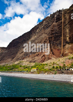 Fajã dos Padres spiaggia e scogliere con l'ascensore per andare verso il basso nel lato destro Foto Stock