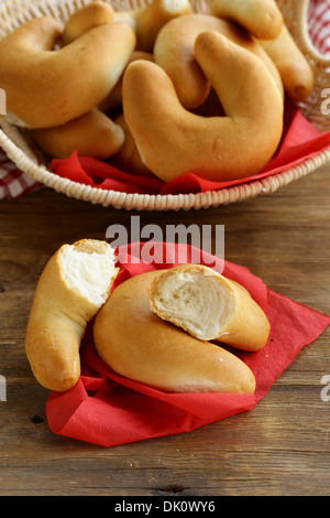 Mini panini dolci crescent sul tavolo di legno Foto Stock