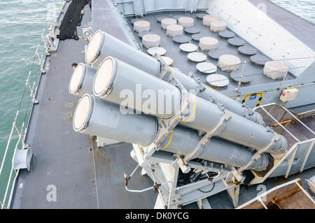 Belfast, Irlanda del Nord. 30 nov 2013 - Harpoon missile quad-launcher a bordo HMS Monmouth, un Royal Navy tipo 23 Frigate Credit: stephen Barnes/Alamy Live News Foto Stock