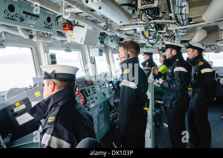 Belfast, Irlanda del Nord. 30 nov 2013 - ufficiali a bordo del ponte di HMS Monmouth, un Royal Navy tipo 23 Fregata, come si tira in porta. Credito: Stephen Barnes/Alamy Live News Foto Stock