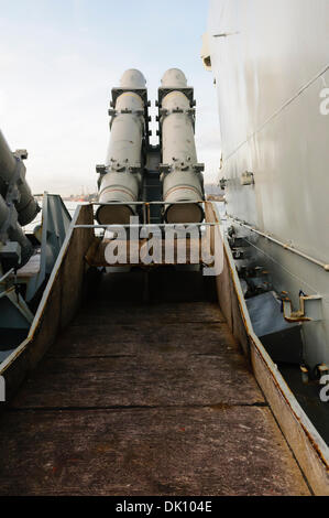 Belfast, Irlanda del Nord. 30 nov 2013 - Rifiuti di scivolo di un harpoon missile quad-launcher a bordo HMS Monmouth, un Royal Navy tipo 23 Frigate Credit: stephen Barnes/Alamy Live News Foto Stock