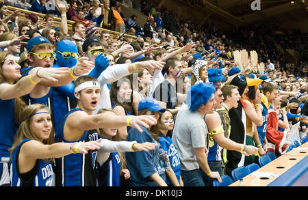 Gen. 10, 2011 - Durham, North Carolina, Stati Uniti - Cameron crazies benvenuti Maryland al duca. Duke beats Maryland 71-64 a Cameron Indoor Stadium (credito Immagine: © Mark Abbott/Southcreek globale/ZUMAPRESS.com) Foto Stock