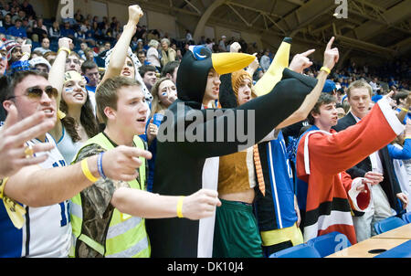 Gen. 10, 2011 - Durham, North Carolina, Stati Uniti - sezione per gli studenti è un live con lo spirito e i costumi. Duke beats Maryland 71-64 a Cameron Indoor Stadium (credito Immagine: © Mark Abbott/Southcreek globale/ZUMAPRESS.com) Foto Stock