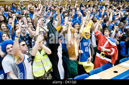 Gen. 10, 2011 - Durham, North Carolina, Stati Uniti - Cameron crazies benvenuti Duca team per la corte. Duke beats Maryland 71-64 a Cameron Indoor Stadium (credito Immagine: © Mark Abbott/Southcreek globale/ZUMAPRESS.com) Foto Stock