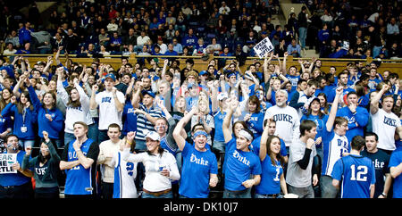 Gen. 10, 2011 - Durham, North Carolina, Stati Uniti - Cameron crazies benvenuti Duca team per la corte. Duke beats Maryland 71-64 a Cameron Indoor Stadium (credito Immagine: © Mark Abbott/Southcreek globale/ZUMAPRESS.com) Foto Stock