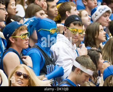 Gen. 10, 2011 - Durham, North Carolina, Stati Uniti - CameronCrazies pronto per l'avvio del gioco. Duke beats Maryland 71-64 a Cameron Indoor Stadium (credito Immagine: © Mark Abbott/Southcreek globale/ZUMAPRESS.com) Foto Stock