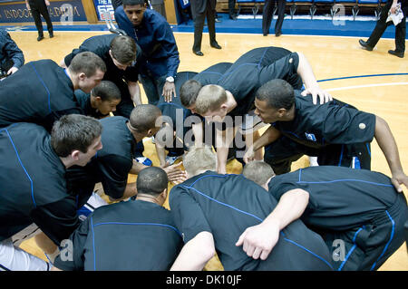 Gen. 10, 2011 - Durham, North Carolina, Stati Uniti - Duke team huddles prima tip off. Duke beats Maryland 71-64 a Cameron Indoor Stadium (credito Immagine: © Mark Abbott/Southcreek globale/ZUMAPRESS.com) Foto Stock