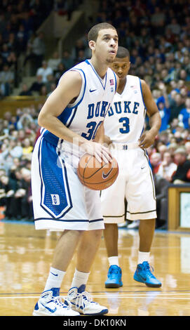 Gen. 10, 2011 - Durham, North Carolina, Stati Uniti - il duca diavoli blu guard Seth Curry (30) presso la libera linea di tiro. Duke beats Maryland 71-64 a Cameron Indoor Stadium (credito Immagine: © Mark Abbott/Southcreek globale/ZUMAPRESS.com) Foto Stock