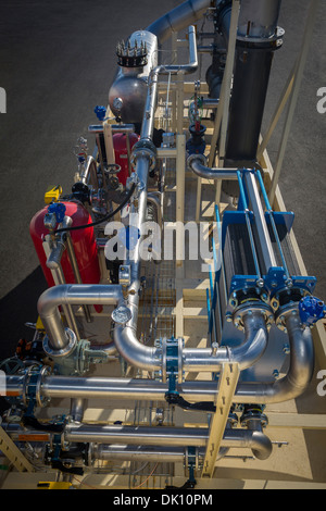 Un containerizzati stazione di alimentazione per consentire il recupero di biogas da fermentazione di discarica. Bio motore a gas e la cogenerazione. Foto Stock