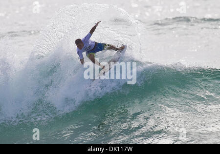 Jan 12, 2011 - Sydney, Australia - DEAN BOWEN (Gerroa, NSW, AUS) aveva il suo titolo speranze fracassato durante il round 4 del Billabong ASP World Junior Championships a Sydney Nord della spiaggia di Narrabeen quando egli è stato eliminato durante il round 4 (credito Immagine: © Kirstin Scholtz/ASP-Coperto Immagini/ZUMAPRESS.com) Foto Stock