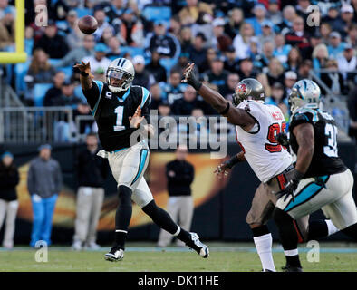 Charlotte, Florida, Stati Uniti d'America. 1 dicembre, 2013. DANIEL WALLACE | Orari.Carolina Panthers quarterback Cam Newton (1) evita il Tampa Bay Buccaneers tackle difensivo Gerald McCoy (93) come egli compie un sorpasso al fullback Mike Tolbert (35) per un 15 cantiere guadagno durante il quarto trimestre di Bank of America Stadium di Charlotte, Domenica, 1 dicembre 2013. Il Carolina Panthers ha vinto 27-6. Credito: Daniel Wallace/Tampa Bay volte/ZUMAPRESS.com/Alamy Live News Foto Stock