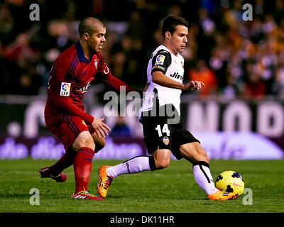 Valencia, Spagna. 01 Dic, 2013. Defender Bernat di Valencia CF (R) è contestata da centrocampista Roland Lamah di Osasuna durante la Liga gioco tra Valencia CF e Osasuna a Mestalla stadio, Spagna Credito: Azione Sport Plus/Alamy Live News Foto Stock