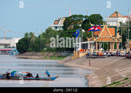 Riverfront scena con Royal Palace fiume santuario, Phnom Penh Cambogia Foto Stock