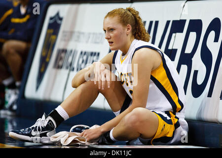 Gen 12, 2011 - Toledo, Ohio, Stati Uniti d'America - centro di Toledo Melissa Goodall (#32) durante l'azione di gioco. Il Toledo razzi sconfitto il Northern Illinois Huskies 42-31 a Savage Arena a Toledo, Ohio. (Credito Immagine: © Scott Grau/Southcreek globale/ZUMAPRESS.com) Foto Stock