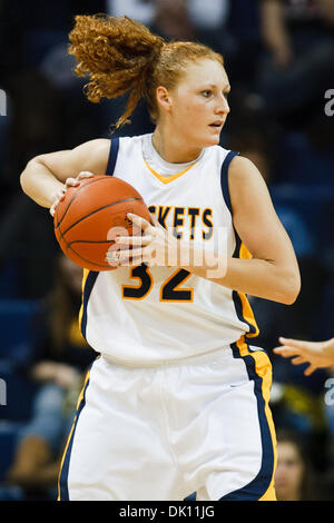 Gen 12, 2011 - Toledo, Ohio, Stati Uniti d'America - centro di Toledo Melissa Goodall (#32) durante l'azione di gioco. Il Toledo razzi sconfitto il Northern Illinois Huskies 42-31 a Savage Arena a Toledo, Ohio. (Credito Immagine: © Scott Grau/Southcreek globale/ZUMAPRESS.com) Foto Stock