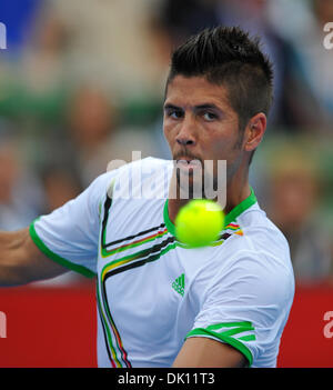 Gen 12, 2011 - Melbourne, Victoria, Australia - Fernando Verdasco (ESP) orologi la palla in un match contro Gael Monfils (FRA) il giorno uno del 2011 AAMI Classic Kooyong Tennis Club di Melbourne, Australia. (Credito Immagine: © Sydney bassa/Southcreek globale/ZUMAPRESS.com) Foto Stock