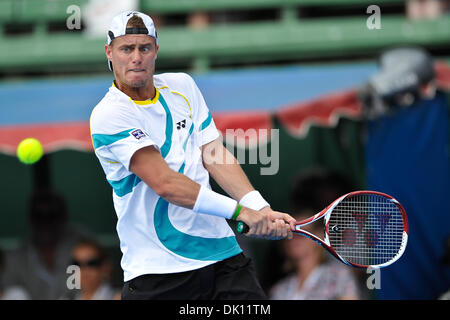 Gen 12, 2011 - Melbourne, Victoria, Australia - Lleyton Hewitt (AUS) svolge un scritto durante la sua partita contro Mikhail YOUZHNY (RUS) il giorno uno del 2011 AAMI Classic Kooyong Tennis Club di Melbourne, Australia. (Credito Immagine: © Sydney bassa/Southcreek globale/ZUMAPRESS.com) Foto Stock