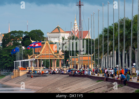 Riverfront scena con Royal Palace fiume santuario, Phnom Penh Cambogia Foto Stock
