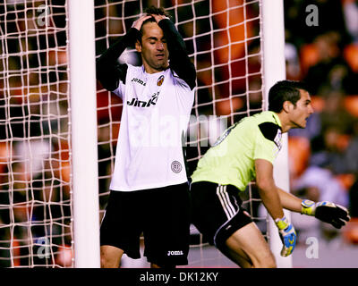 Valencia, Spagna. 01 Dic, 2013. Avanti Jonas Gonsalves di Valencia CF (L) reagisce durante la Liga gioco tra Valencia CF e Osasuna a Mestalla stadio, Spagna Credito: Azione Sport Plus/Alamy Live News Foto Stock