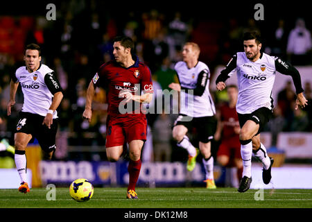 Valencia, Spagna. 01 Dic, 2013. Centrocampista A. Cejudo di Osasuna (2 L) viene contestata da Valencia i giocatori durante la Liga gioco tra Valencia CF e Osasuna a Mestalla stadio, Spagna Credito: Azione Sport Plus/Alamy Live News Foto Stock