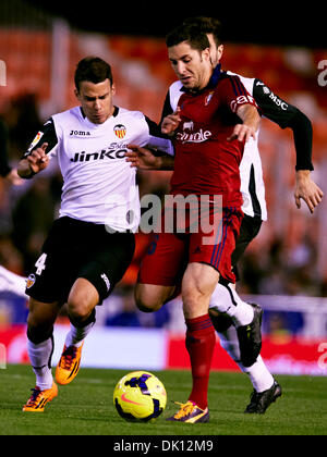 Valencia, Spagna. 01 Dic, 2013. Centrocampista A. Cejudo di Osasuna (R) prende il Defender Bernat di Valencia CF durante la Liga gioco tra Valencia CF e Osasuna a Mestalla stadio, Spagna Credito: Azione Sport Plus/Alamy Live News Foto Stock