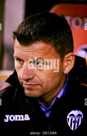 Valencia, Spagna. 01 Dic, 2013. Valencia CF head coach Miroslav Djukic sembra a prima di procedere con la Liga gioco tra Valencia CF e Osasuna a Mestalla stadio, Spagna Credito: Azione Sport Plus/Alamy Live News Foto Stock