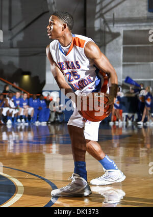 Gen 15, 2011 - Arlington, Texas, Stati Uniti d'America - Texas-Arlington non conformisti guard Cameron Catlett (25) in azione durante il gioco tra il Lamar University cardinali e l'Università di Texas-Arlington non conformisti tenutasi presso l'Università del Texas ad Arlington, Texas Hall di Arlington, Texas. Lamar sconfigge UTA 76 a 72 (Credito Immagine: © Dan Wozniak/Southcreek globale/ZUMA Foto Stock