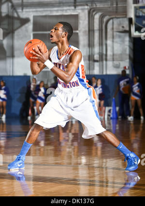 Gen 15, 2011 - Arlington, Texas, Stati Uniti d'America - Texas-Arlington non conformisti guard Bradley Gay (10) in azione durante il gioco tra il Lamar University cardinali e l'Università di Texas-Arlington non conformisti tenutasi presso l'Università del Texas ad Arlington, Texas Hall di Arlington, Texas. Lamar sconfigge UTA 76 a 72 (Credito Immagine: © Dan Wozniak/Southcreek globale/ZUMAPRES Foto Stock