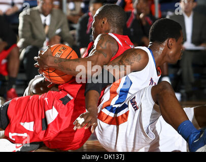 Gen 15, 2011 - Arlington, Texas, Stati Uniti d'America - Lamar Cardinali guard Devon agnello (4) e Texas-Arlington non conformisti in avanti Bo Ingram (1) aggrovigliarsi fino sul pavimento durante il gioco tra il Lamar University cardinali e l'Università di Texas-Arlington non conformisti tenutasi presso l'Università del Texas ad Arlington, Texas Hall di Arlington, Texas. Lamar sconfigge UTA 76 A Foto Stock