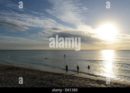 Paddleboarding di Turtle Beach, Siesta Key, Florida. Foto Stock