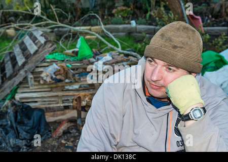 Un uomo di lavoro cercando sottolineato e riflessivo Foto Stock