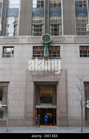 Tiffany & Co flagship store su un angolo della Quinta Avenue e la 57th Street a New York City. I clienti che entrano attraverso una porta girevole Foto Stock