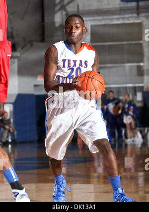 Gen 15, 2011 - Arlington, Texas, Stati Uniti d'America - Texas-Arlington non conformisti guard Armani Williams (20) in azione durante il gioco tra il Lamar University cardinali e l'Università di Texas-Arlington non conformisti tenutasi presso l'Università del Texas ad Arlington, Texas Hall di Arlington, Texas. Lamar sconfigge UTA 76 a 72 (Credito Immagine: © Dan Wozniak/Southcreek globale/ZUMA Foto Stock