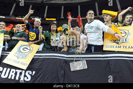 Gen 15, 2011 - Atlanta, Georgia, Stati Uniti - Green Bay Packers tifosi festeggiare dopo la loro squadra ha sconfitto i falchi di Atlanta in un NFL Football Americano NFC divisional playoff gioco presso il Georgia Dome di Atlanta, Georgia, Stati Uniti d'America, 15 gennaio 2011. I packers sconfitti i falchi 48-21. (Credito Immagine: © Erik Lesser/ZUMAPRESS.com) Foto Stock