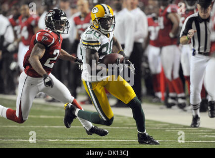 Gen 15, 2011 - Atlanta, Georgia, Stati Uniti - Green Bay Packers wide receiver Donald Driver (R) trattini lontano da Atlanta Falcons cornerback Chris Owens nella seconda metà del loro NFL Football Americano NFC divisional playoff gioco presso il Georgia Dome di Atlanta, Georgia, Stati Uniti d'America, 15 gennaio 2011. I packers sconfitti i falchi 48-21. (Credito Immagine: © Erik Lesser/ZUMAPRESS.com) Foto Stock