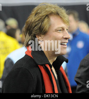 Gen 15, 2011 - Atlanta, Georgia, Stati Uniti - Cantante statunitense Jon Bon Jovi è visto sul margine prima che i falchi di Atlanta ha ospitato il Green Bay Packers nella loro NFL Football Americano NFC divisional playoff gioco presso il Georgia Dome di Atlanta, Georgia, Stati Uniti d'America, 15 gennaio 2011. (Credito Immagine: © Erik Lesser/ZUMAPRESS.com) Foto Stock