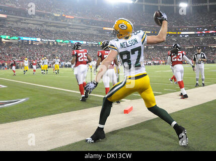 Gen 15, 2011 - Atlanta, Georgia, Stati Uniti - Green Bay Packers wide receiver Jordy Nelson festeggia i suoi sei yard touchdown contro i falchi di Atlanta nel secondo trimestre del loro NFL Football Americano NFC divisional playoff gioco presso il Georgia Dome di Atlanta, Georgia, Stati Uniti d'America, 15 gennaio 2011. (Credito Immagine: © Erik Lesser/ZUMAPRESS.com) Foto Stock